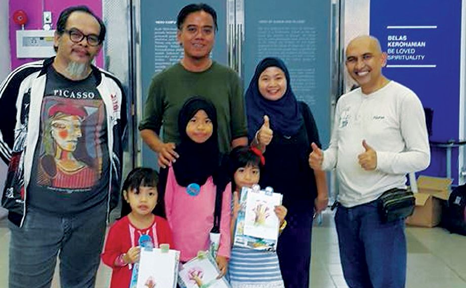 FATHULLAH (kiri) bersama Mohd Nizam (dua dari kiri), Yuslinda dan tiga anak mereka yang menyertai bengkel lukisan itu. 