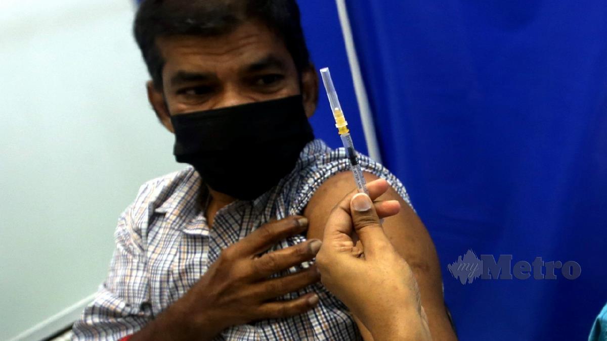 WARGA emas hadir mendapatkan suntikan dos penggalak vaksin Covid-19 di Pusat Pemberisan Vaksin (PPV) Offsite Tapak Ekspo Seberang Jaya di sini. FOTO DANIAL SAAD