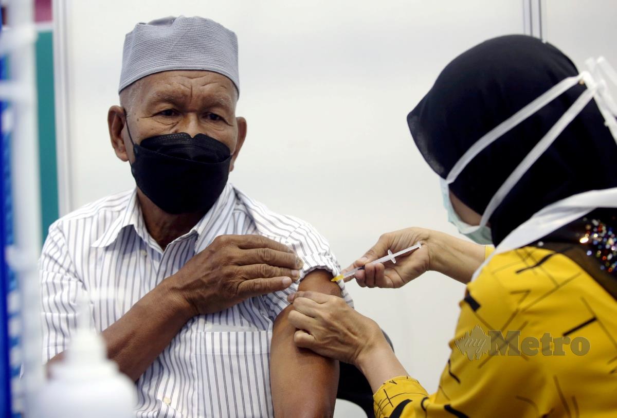PETUGAS memberikan suntikan dos penggalak di Pusat Pemberisan Vaksin (PPV) Offsite Tapak Ekspo Seberang Jaya, Pulau Pinang. FOTO Danial Saad