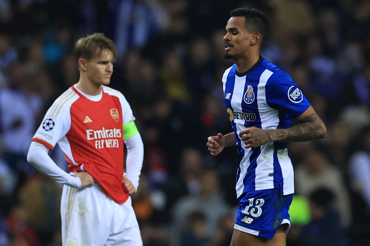 PEMAIN tengah Arsenal, Martin Odegaard kecewa selepas Galeno menjaringkan gol untuk Porto. FOTO AFP