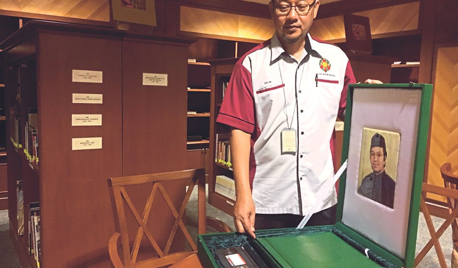 MOHD Najib menunjukkan antara koleksi lama yang boleh didapati di perpustakaan galeri.