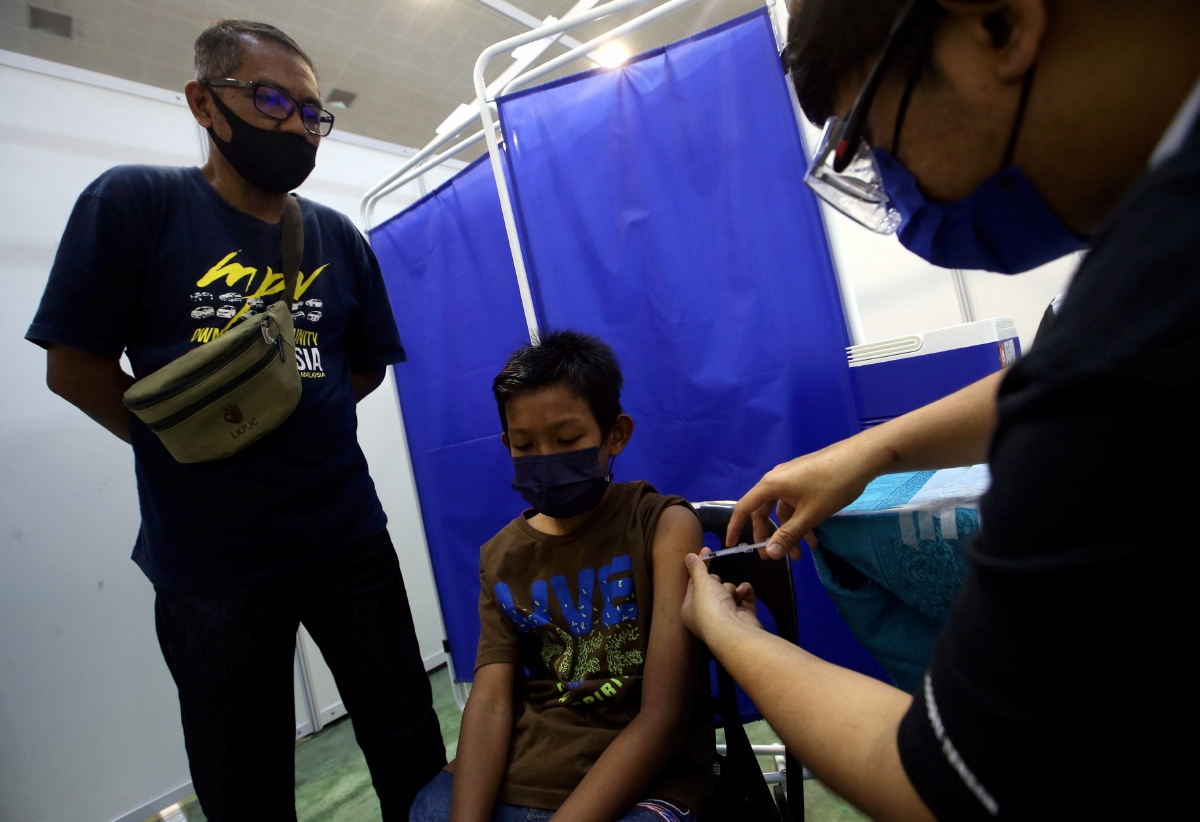 PETUGAS perubatan memberikan suntikan vaksin Covid-19 kepada remaja di Pusat Pemberisan Vaksin (PPV) Offsite Tapak Ekspo Seberang Jaya, Pulau Pinang.  FOTO Danial Saad
