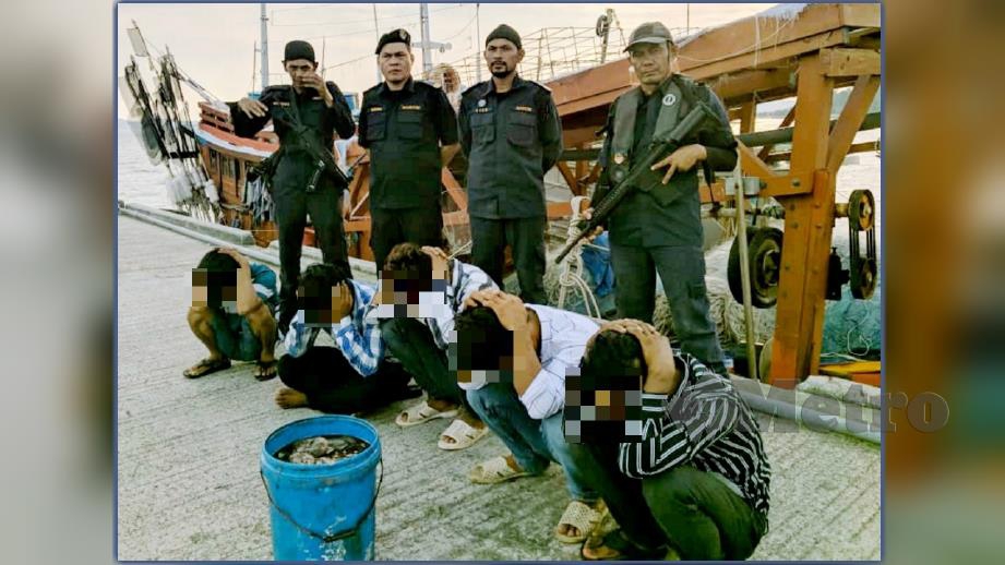 Lima nelayan warga Vietnam ditahan di perairan Pulau Sibogor, Pulau Banggi, Kudat semalam. FOTO Ihsan APMM