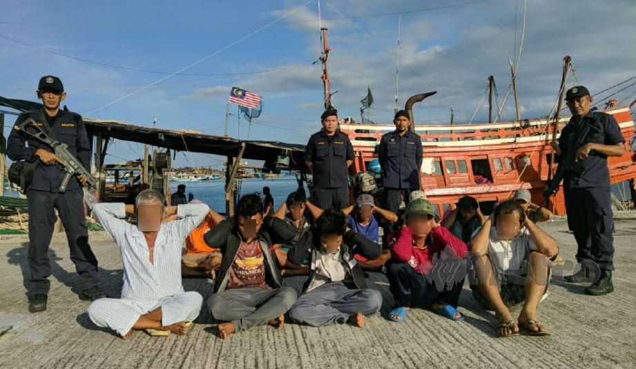 Seramai 12 nelayan Vietnam yang diberkas Agensi Penguatkuasaan Maritim Malaysia (APMM) di Kudat, Sabah, semalam. Foto ihsan APMM.