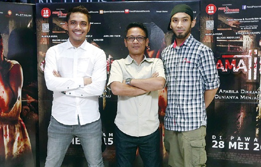 HITLER (tengah) bersama pelakon utama, Syazwan Zulkifli (kiri) dan Wan Elyas.