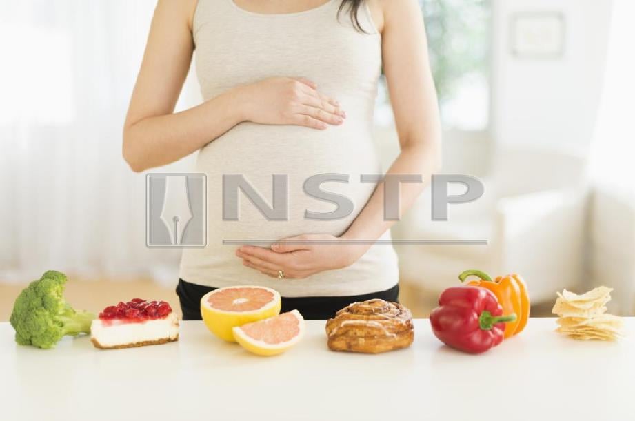 IBU hamil perlu mengawal pemakanan untuk mengelakkan berat badan naik mendadak.