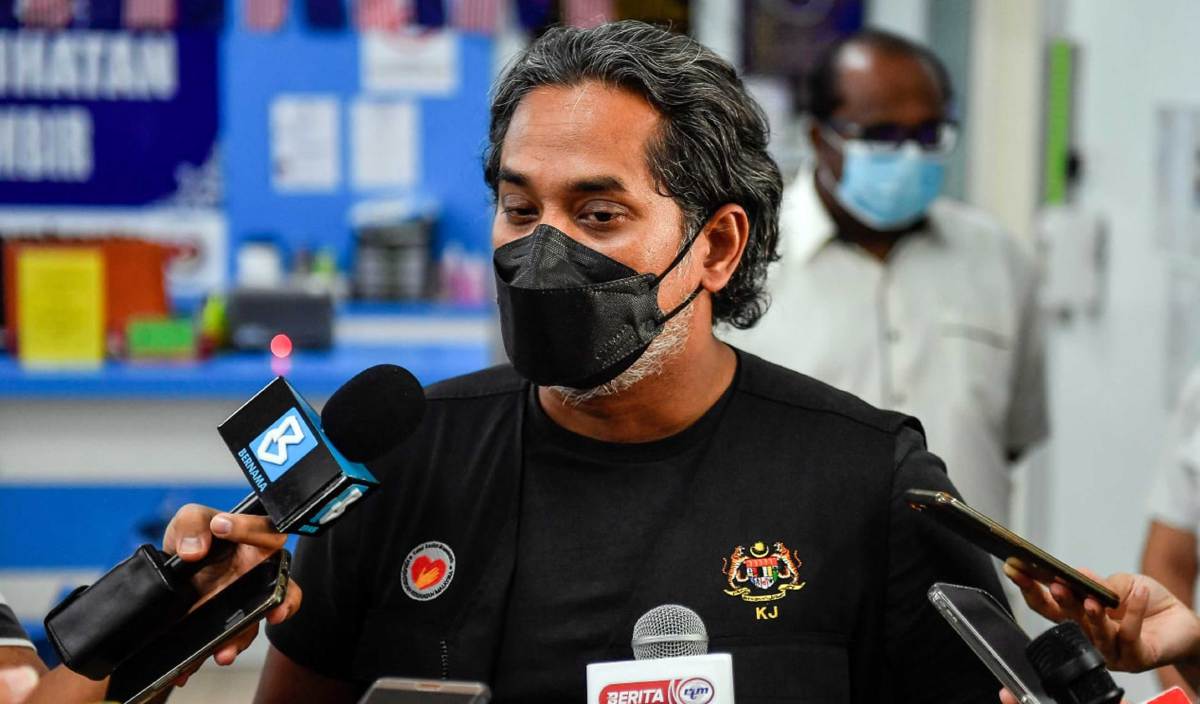 KHAIRY Jamaludin ketika sidang media di Klinik Kesihatan Bukit Gambir. FOTO BERNAMA 