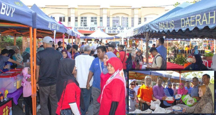 Orang ramai mendapatkan barangan dapur pada harga murah di Jualan Bazar Peduli Rakyat anjuran Pusat Khidmat Masyarakat Dewan Undangan Negeri ( DUN ) Klawang