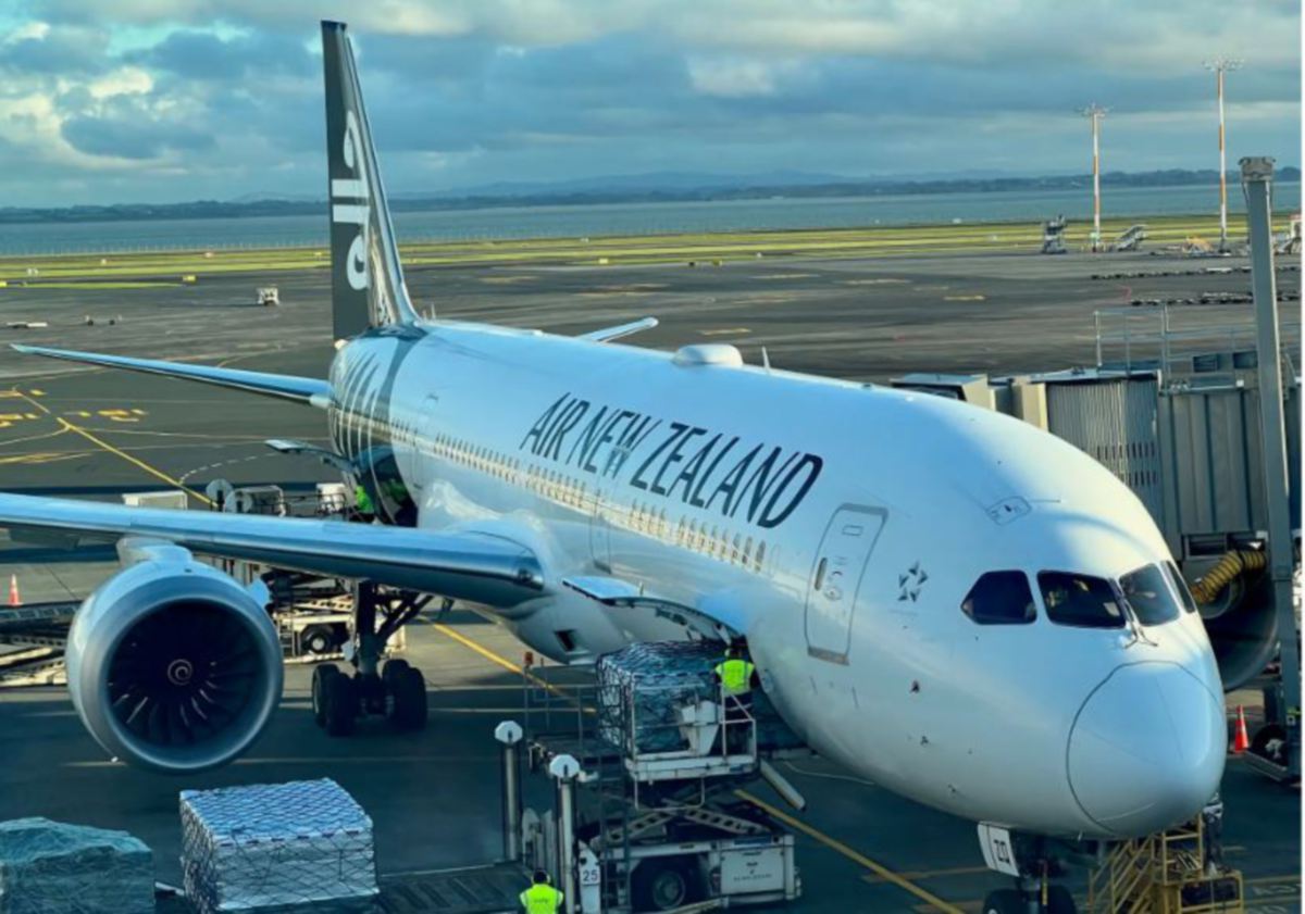 SEORANG penumpang Air New Zealand didenda kerana membuang air kecil dalam cawan semasa pesawat. FOTO Agensi