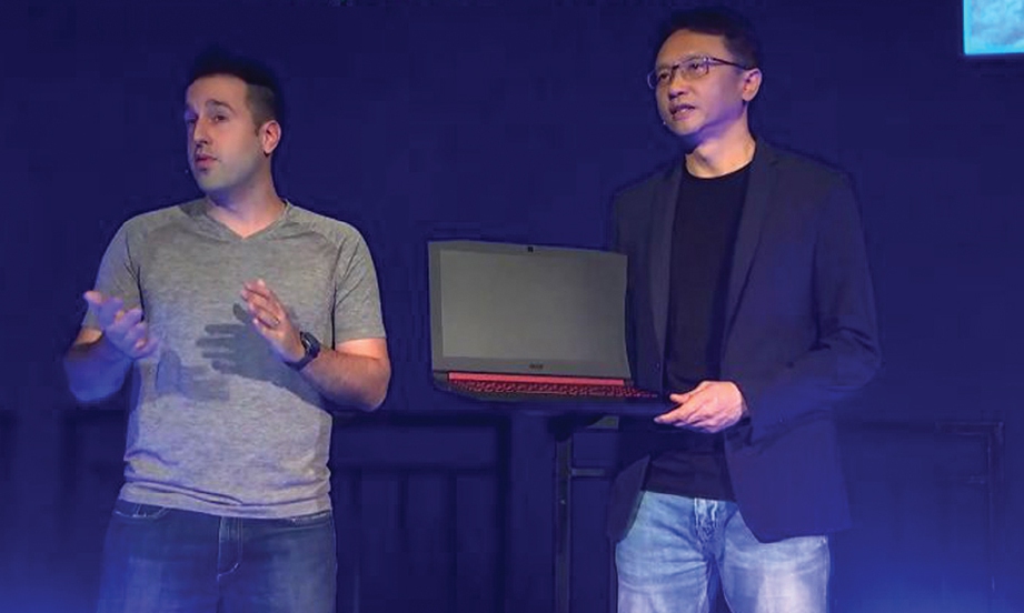 PRESIDEN Korporat dan Ketua Pegawai Eksekutif Acer Inc Jason Chen (kanan) ketika melancarkan produk baru Acer di New York, hujung bulan lalu.