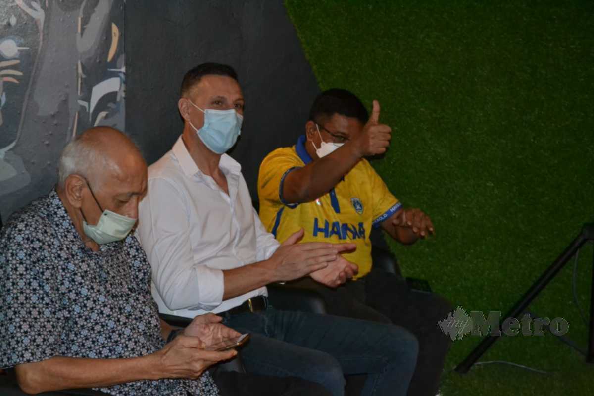 GAMEL (tengah) ketika hadir pada majlis menandatangani perjanjian penajaan kelengkapan sukan musim 2022/2023 di Sri Pahang FC Lounge, Kuantan. FOTO Asrol Awang