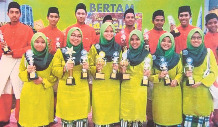 CEMERLANG selepas muncul juara keseluruhan pada Pertandingan Gamelan Melayu Pulau Pinang yang berlangsung November 2016. 