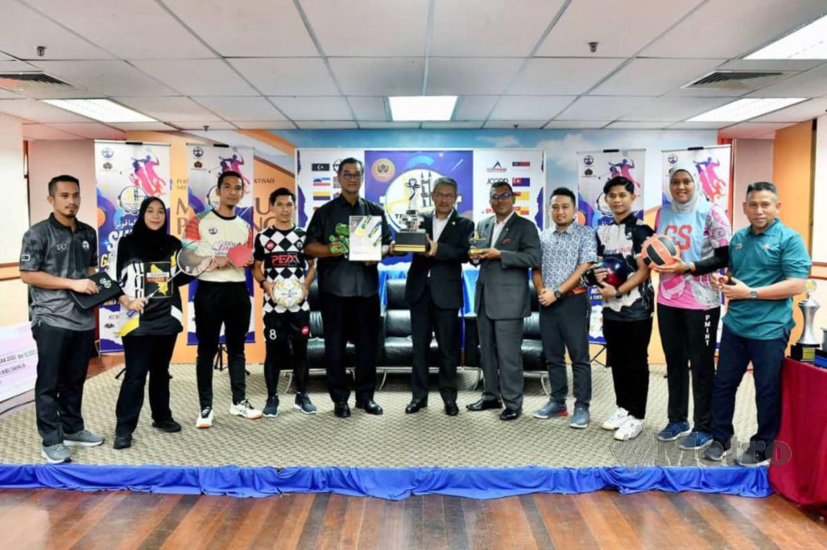 YANG Dipertua Gemaputera Malaysia, Wan Adnan Wan Derahman (enam kanan) bersama ketua Kontijen menjelang Kejohanan Sukan Gemaputera pada majlis penyerahan penaja dan Bendera Kontijen di Menara PMINT. FOTO Ghazali Kori