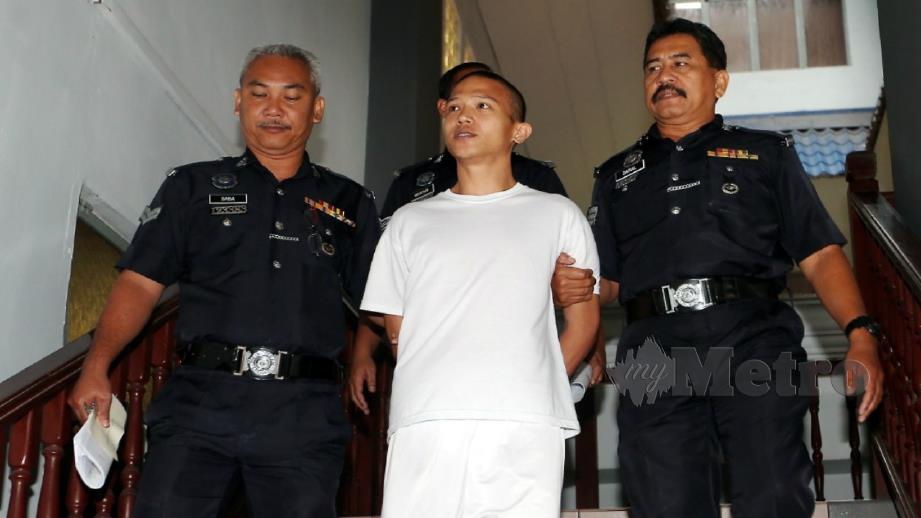 Luqman Hadi diiringi anggota polis keluar dari Mahkamah Tinggi Melaka dijatuhkan hukuman gantung sampai mati hari ini kerana membunuh tiga ahli keluarga angkatnya tiga tahun lalu. Foto Rasul Azli Samad 