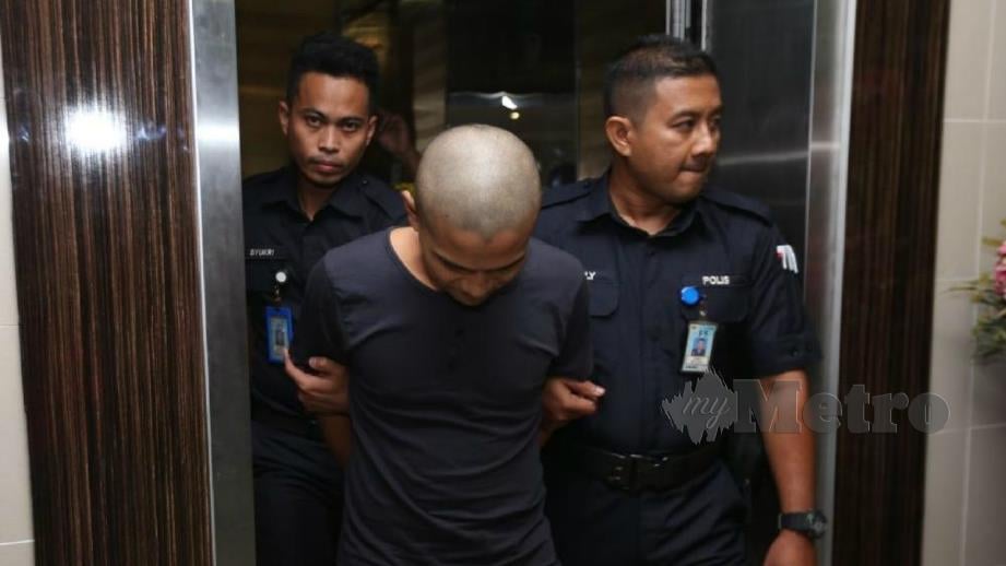 WAN Mohd Ibnul Hajar dibawa keluar dari mahkamah. FOTO Imran Makhzan