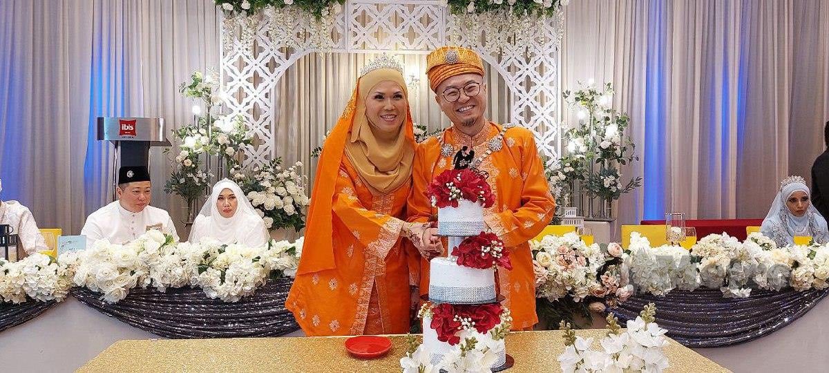 ALEX Chua Kim Soon bersama isteri, Lee Mei Kim memotong kek perkahwinan selepas diijab kabul pada Majlis Pernikahan dan Walimatulurus Saudara Muslim 2023 anjuran MAIM, hari ini. FOTO Nuraliawati Sabri