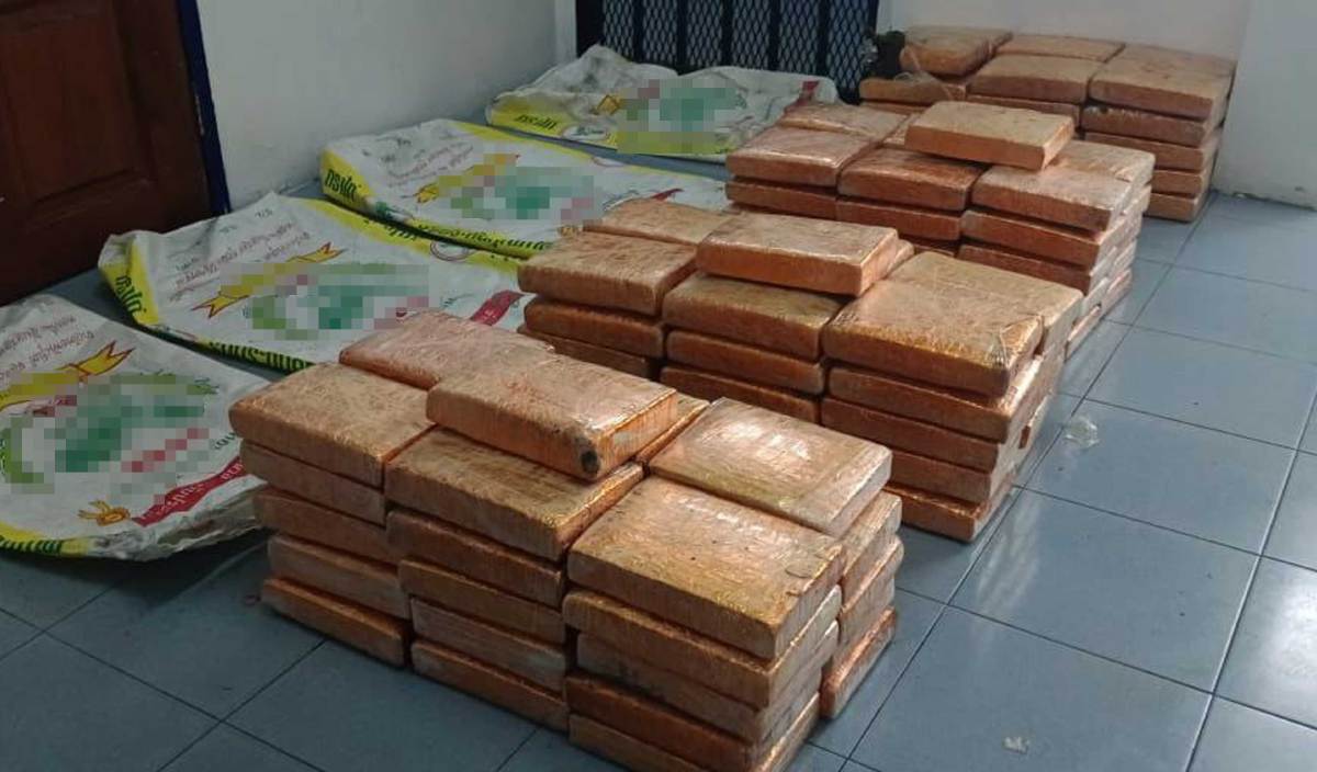 POLIS merampas 123 ketulan mampat dadah jenis ganja yang ditemui ditinggalkan di pesisiran Pantai Kuala Perlis. FOTO Ihsan PDRM