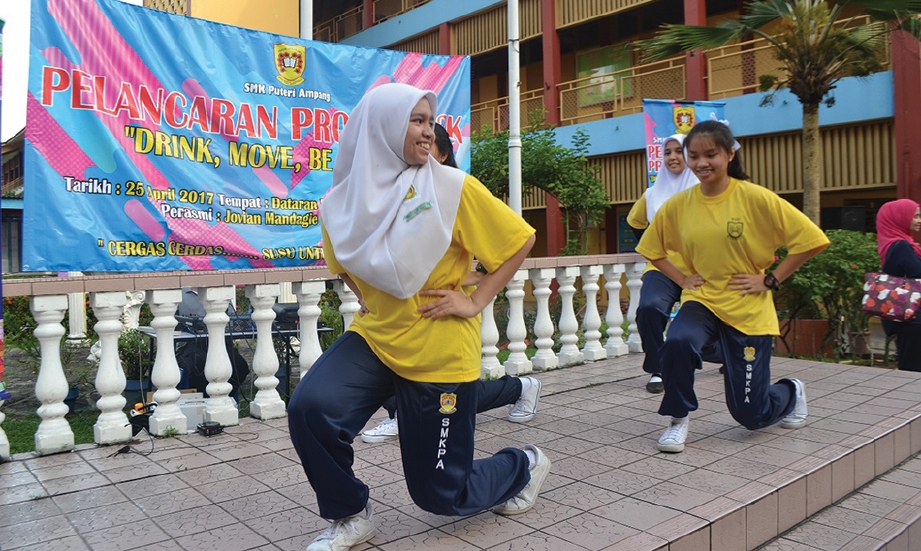 PELAJAR SMK Puteri Ampang menunjukkan cara untuk ‘Move’ dalam program senaman di sekolah mereka.