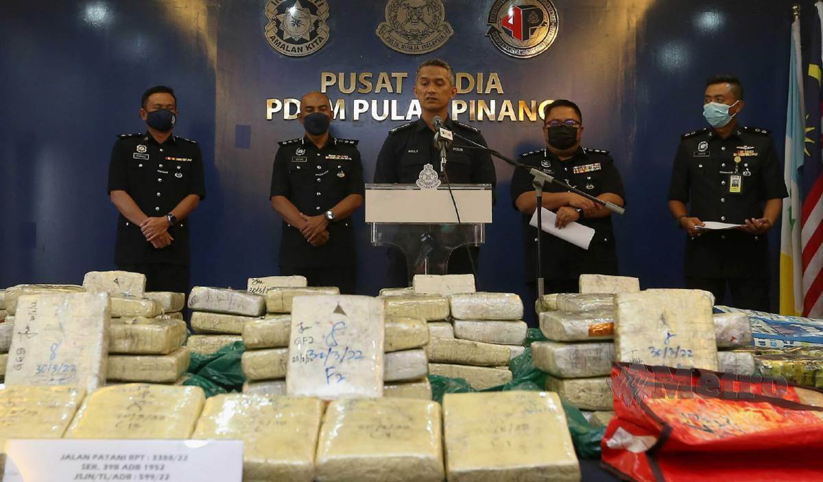MOHD Shuhaily (tengah) ketika sidang media rampasan dadah di IPK Pulau Pinang. FOTO Danial Saad