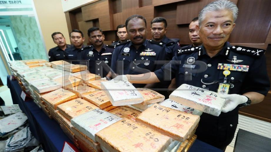ABD Rahim (kanan) bersama pegawainya menunjukkan dadah jenis ganja yang dirampas pada sidang media di Ibu Pejabat Polis Kontijen (IPK) Kedah di Alor Setar, hari ini. FOTO Amran Hamid