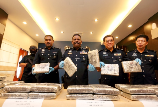 A Thaiveegan (dua dari kiri) menunjukkan ganja  47.4 kilogram yang dirampas bernilai RM166,00 pada sidang akhbar di IPK Pulau Pinang, hari ini. FOTO Mikail Ong 