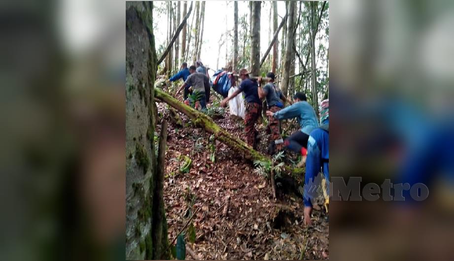  Pasukan SAR membawa keluar mayat Kenek Antok, 46, yang ditemui tergantung pada akar kayu di Ulu Sungai Melatai, Kapit. FOTO ihsan pembaca.