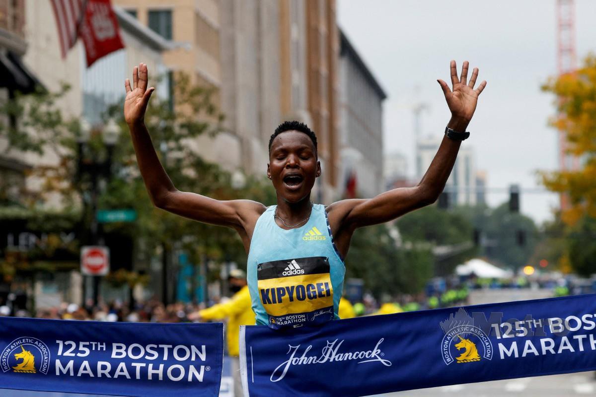 DIANA melintasi garisan penamat untuk memenangi Maraton Boston, Oktober tahun lalu. FOTO Reuters