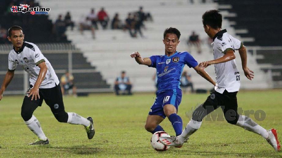 Pemain UKM FC, Mohd Hafizi Amirudin mengasak pemain Terengganu FC II di Stadium Sultan Ismail Nasiruddin Shah. FOTO NSTP/ROZAINAH ZAKARIA
