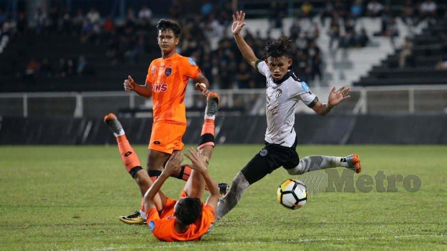 Pemain PKNS FC terjatuh ketika berebut bola dengan pemain Terengganu IV, Muhammad Muslihuddin (kanan). NSTP/ROZAINAH ZAKARIA