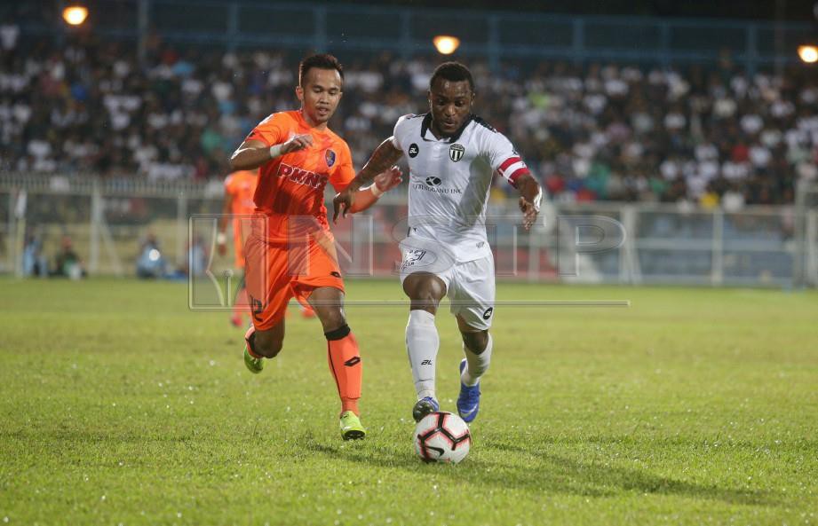 TCHETCHE (kanan) diasak pemain PKNS, Qayyum Marjoni Sabil pada aksi Liga Super di Kuala Terengganu, Jumaat lalu. - FOTO Rozainah Zakaria