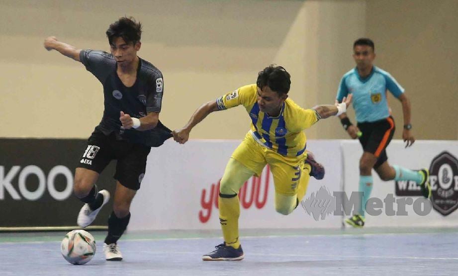 AKSI pemain Terengganu, Mohd Aizat Saari (kiri) berentap dengan  pemain Pahang, Zainal Abidin Hamzah dalam perlawanan Liga Futsal  Perdana  di Stadium Tertutup Sukpa tahun lalu.   