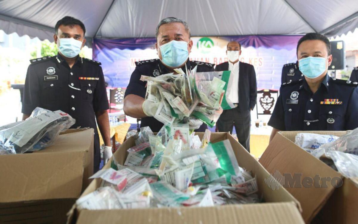 ROSLEE Chik (tengah) memeriksa barang kes narkotik yang akan dilupuskan pada majlis Serahan Barang Kes Narkotik untuk program pelupusan tahun 2020 di Ibu Pejabat Kontinjen (IPK) Terengganu. FOTO GHAZALI KORI