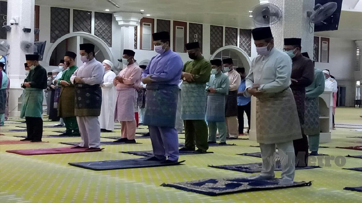 SULTAN Mizan dan Tengku Muhammad Ismail berangkat menunaikan solat sunat Aidilfitri mengikut normal baharu bersama 120 jemaah di Masjid Al-Muktafi Billah Shah, Ladang, hari ini.  FOTO Baharom Bakar. 