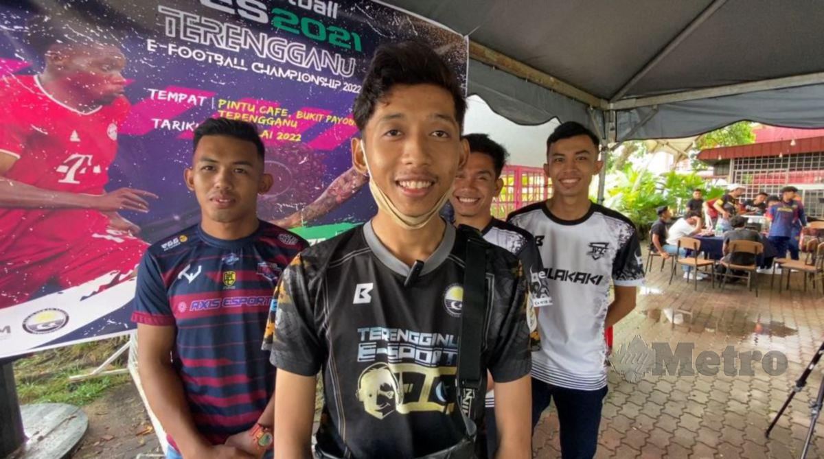 MUHAMMAD Hanis Kamsah (tengah) mengetuai pasukan Terengganu bagi acara berpasukan Pro Evolution Soccer yang julung kali dipertandingkan di Sukma 2022. FOTO ihsan PSENT.