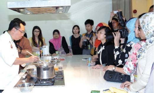 DEMONSTRASI masakan menggunakan MSG yang betul oleh Chef Bernard Lee kepada kumpulan media.