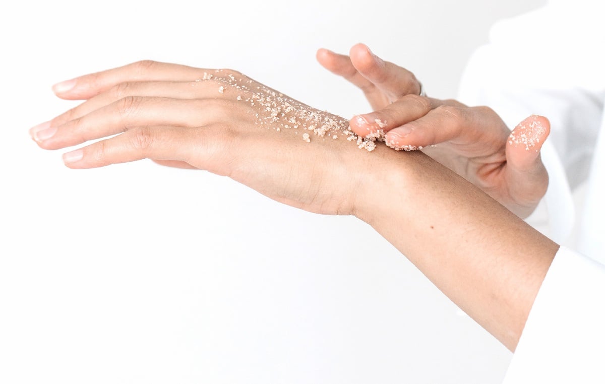 LULUR badan menggunakan garam boleh memberi kesegaran dan melembutkan kulit. - FOTO Google