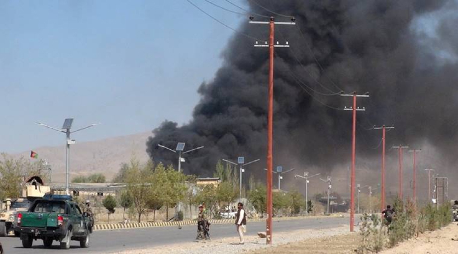 Kepulan asap dari ini pejabat polis Afghanistan di Gardez, wilayah Paktia, Selasa lalu. - Foto REUTERS