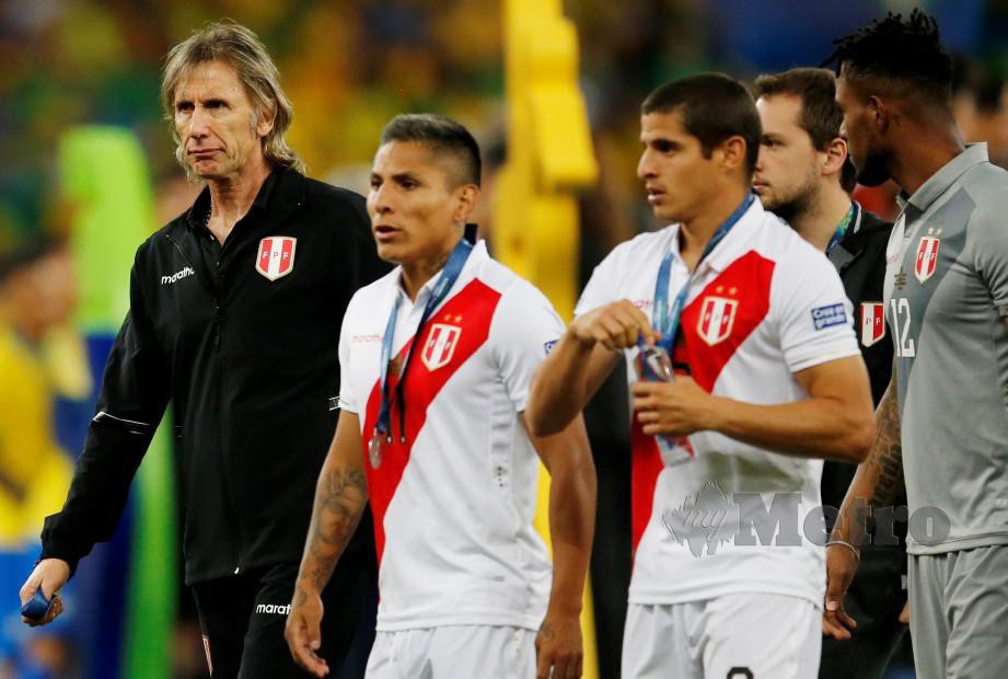 GARECA (kiri) bersama pemain Peru sugul selepas final. — FOTO Reuters
