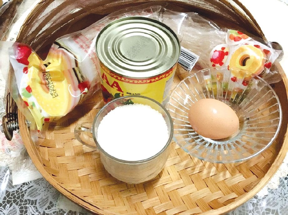 1. BAHAN-bahan diperlukan, agar-agar, setin laici, secawan gula dan sebiji telur ayam gred A.