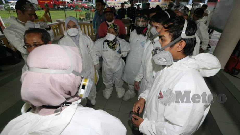 Pasukan keselamatan ke Sekolah Agama Taman Mawar selepas menerima laporan murid sesak nafas dan sakit kepala dipercayai terhidu gas bocor. FOTO Zain Ahmed