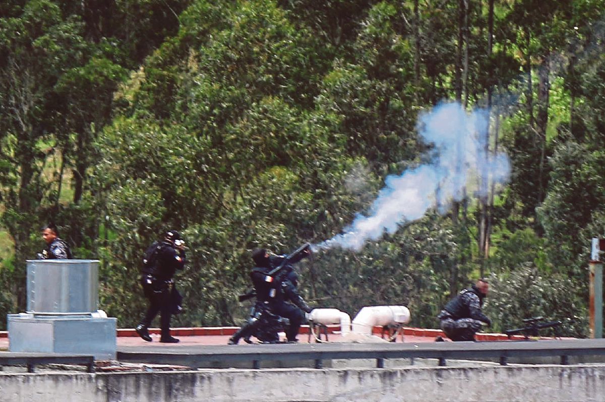 POLIS antirusuhan melepaskan gas pemedih mata di penjara El Turi. FOTO AFP 