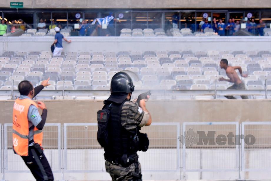 POLIS melepaskan gas pemedih mata ke arah penyokong di  Belo Horizonte, Brazil. FOTO AFP
