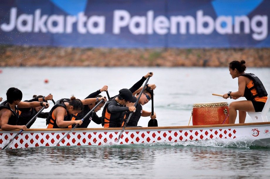ATLET bot naga negara ketika beraksi dalam acara Team Boat Racing 200 meter wanita pada Temasya Sukan Asia Jakarta Palembang Ke-18 di Bandar Sukan Jakabaring. -Foto BERNAMA