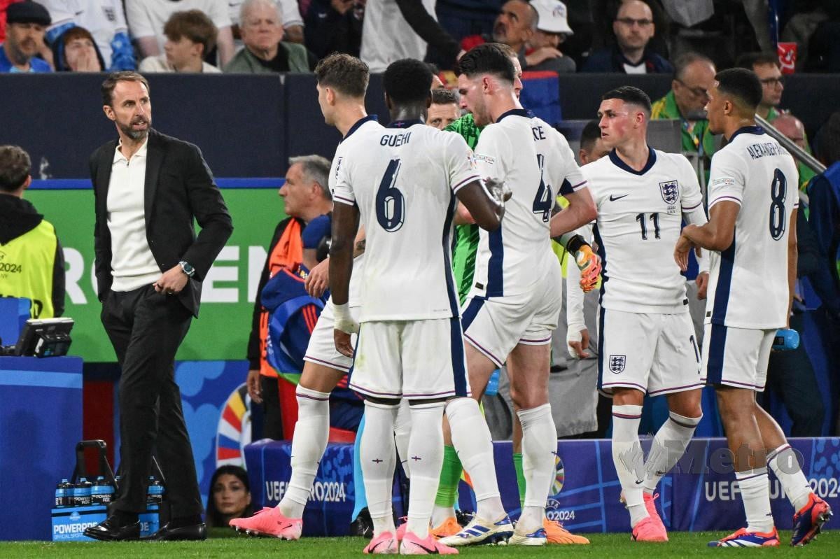 Ketua jurulatih England Gareth Southgate berkata sesuatu kepada anak buahnya pada perlawanan menentang Serbia, Sabtu lalu. - Reuters