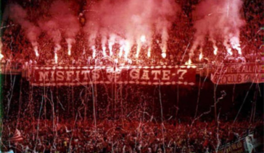 PENYOKONG Olympiakos ketika menyaksikan perlawanan menentang AEK Athens.