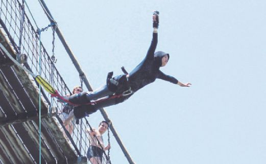 PENULIS melakukan lompatan ketinggian 21 meter di Sunway Lagoon. 