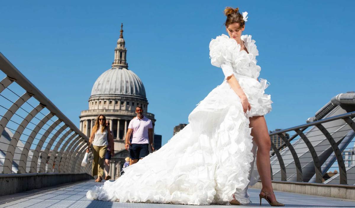 MODEL menggayakan gaun pengantin yang diperbuat daripada pelitup muka. FOTO Tom_Silverwood_design