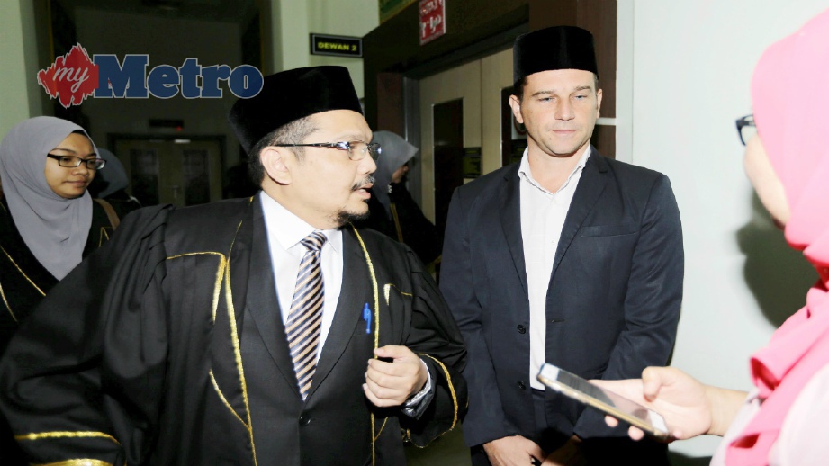 GAVIN (kanan) bersama Zainul Rijal ketika hadir ke Mahkamah Tinggi Syariah Shah Alam, hari ini. FOTO/VIDEO Roslin Mat Tahir