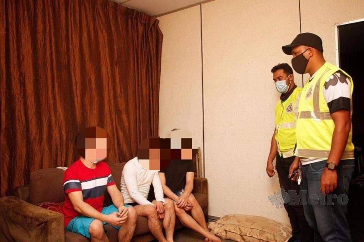 ANTARA individu yang diperiksa dalam serbuan di sebuah pusat urut yang menawarkan khidmat seks sejenis di Cheras, Kuala Lumpur, semalam. FOTO ihsan DBKL