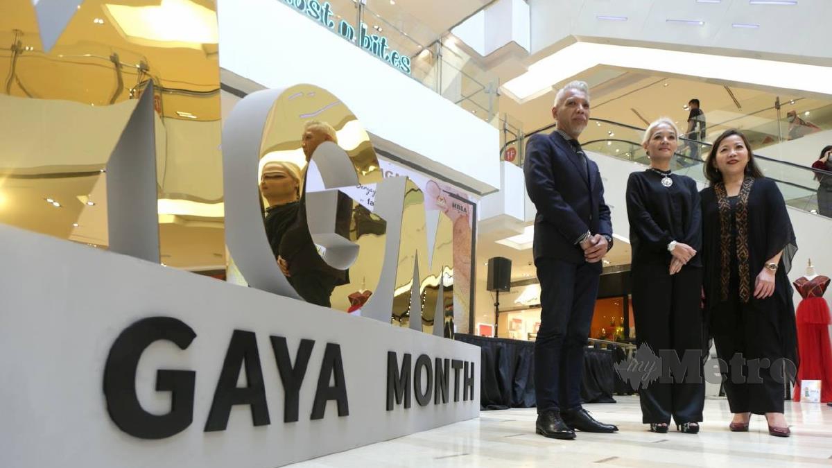 PRESIDEN MBDA, Rasta Rashid (tengah) bersama Bon Zainal (kiri) dan Pengarah Pemasaran Pavilion, Kung Suan, melancarkan logo terbaru My Gaya Month. FOTO Mohamad Shahril Badri Saali.